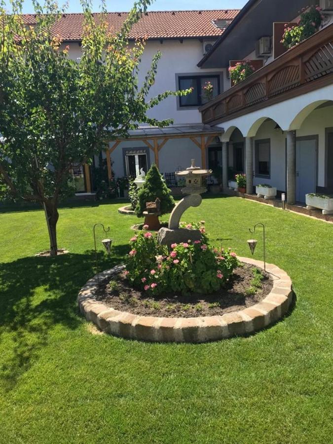 Gaestehaus Und Weinbau Zur Wiederkehr Strudler Podersdorf am See Εξωτερικό φωτογραφία