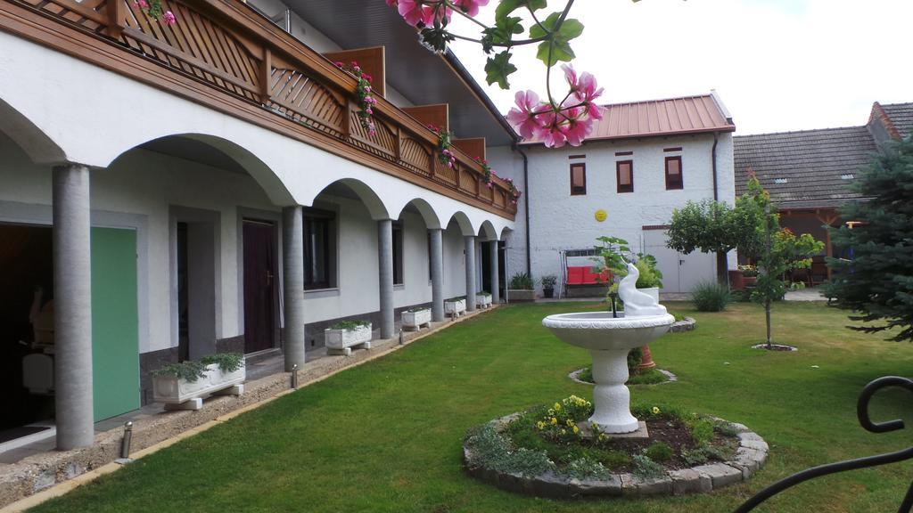 Gaestehaus Und Weinbau Zur Wiederkehr Strudler Podersdorf am See Εξωτερικό φωτογραφία